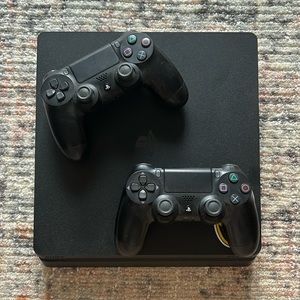 Playstation 4 + 2 controllers